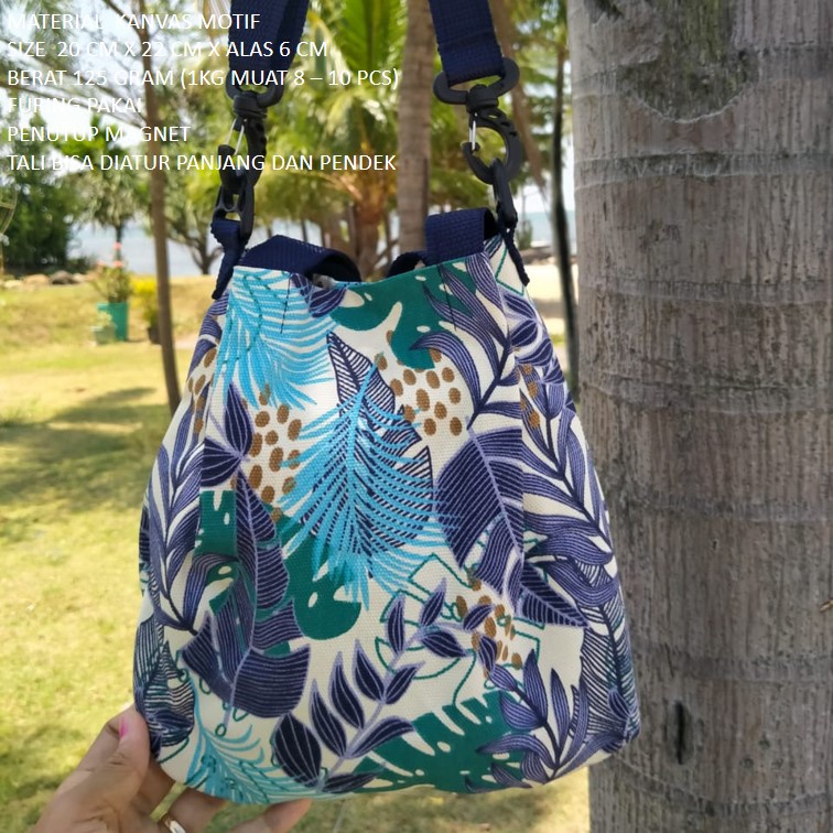 TAS SELEMPANG WANITA KANVAS MOTIF FLORAL BIRU. TAS KANVAS TAS WANITA TAS SOUVENIR JOGJA. RIENS COLLECTIONS