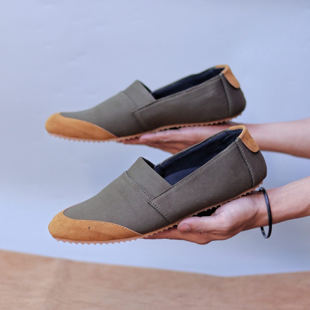 MOLK Sepatu Slip On Pria Kasual Sepatu Slop Pria Simple Anti slip Murah Main Gaya Hangout