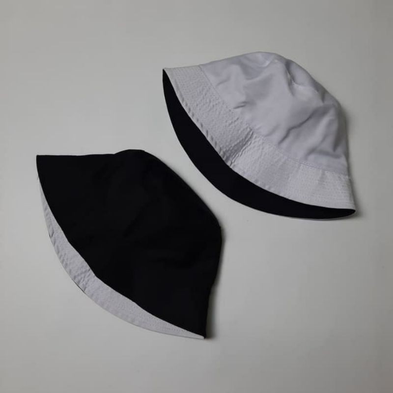 Topi bucket bolak balik Hitam Cream bahan japan drill pria / wanita