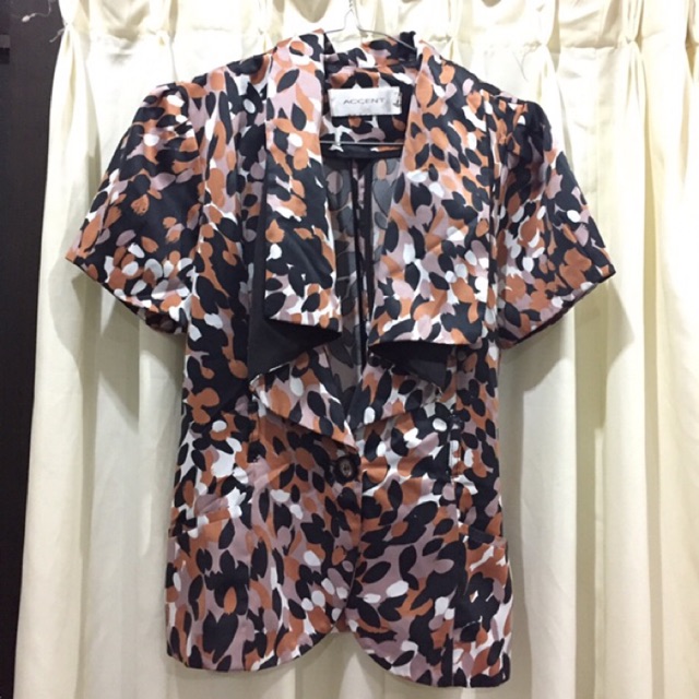 Accent blazer pendek