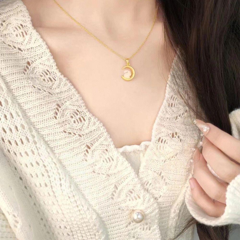 Needway Wanita Kalung Trendi Elegan Giok Liontin Bulan Niche Desain Berlapis Emas Peri Kalung