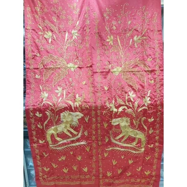 lansia jahit benang emas hiasan dinding pelaminan minang padang