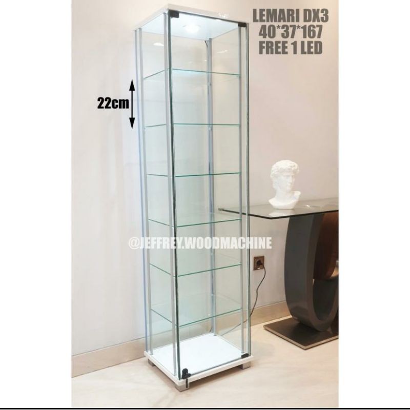 Lemari Pajang Kaca Koleksi Tas Mainan Helm Boneka