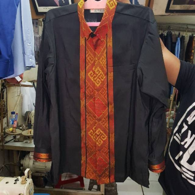 Baru Kemeja Tenun Baron Hitam Polos Motif Toraja