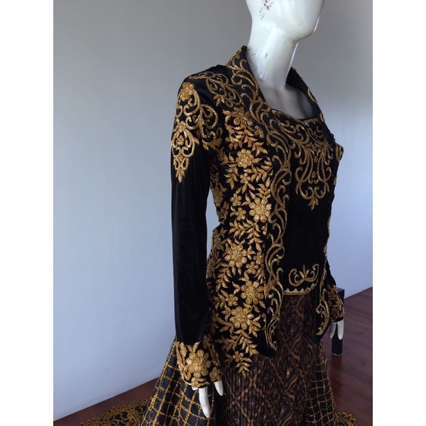 Kebaya kutubaru ekor