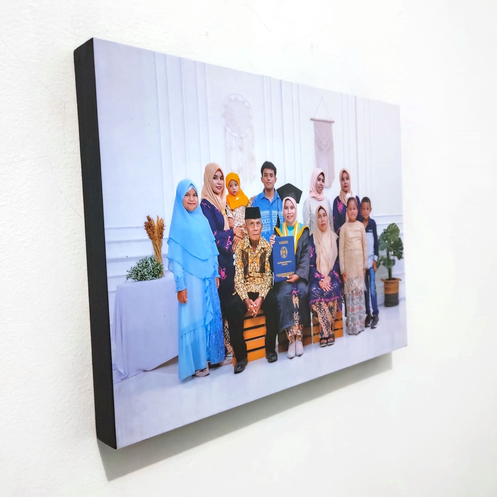 (COD) CETAK FOTO CUSTOM JUMBO 60X40 CM / 20R PLUS FRAME PIGURA KAYU RASFUR JATI BELANDA KETEBALAN 3 CM SUDAH LAMINASY DOFF MATE, TAHAN AIR DAN AWET TIDAK MUDAH PUDAR, HASIL CETAK TAJAM DAN DETAIL, COCOK UNTUK STAND DI PELAMINAN DAN FOTO KELUARGA