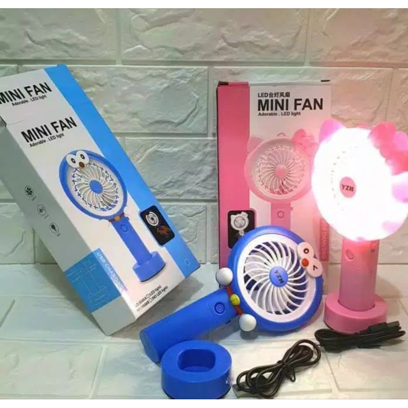 Kipas angin berdiri portable karakter LED standing mini fan rechargeable hello kitty doraemon