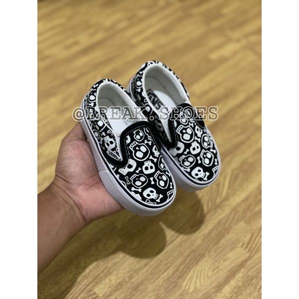 Sepatu anak slip on motif glowskull hitam putih