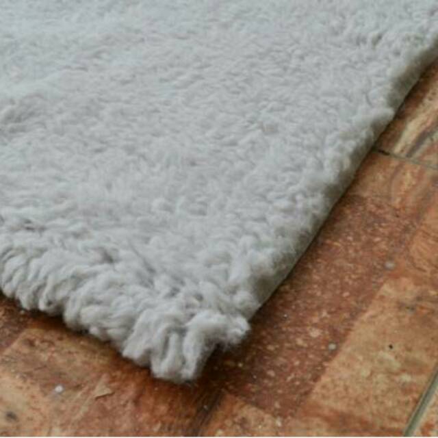 Alas / Kain / Karpet Lantai Bulu Domba Warna Abu Abu Ukuran 200x150 cm
