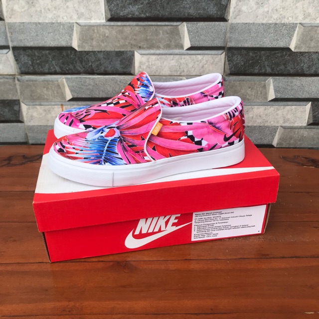 nike slip on court royale