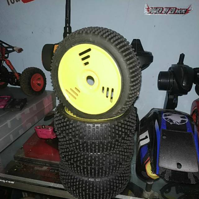 Ban rc buggy 1/8 17 hex 4pcs second/bekas masih bagus