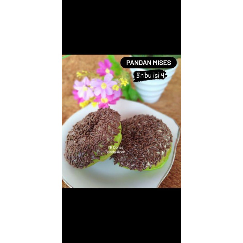 

Donat Pandan Topping Mises Coklat