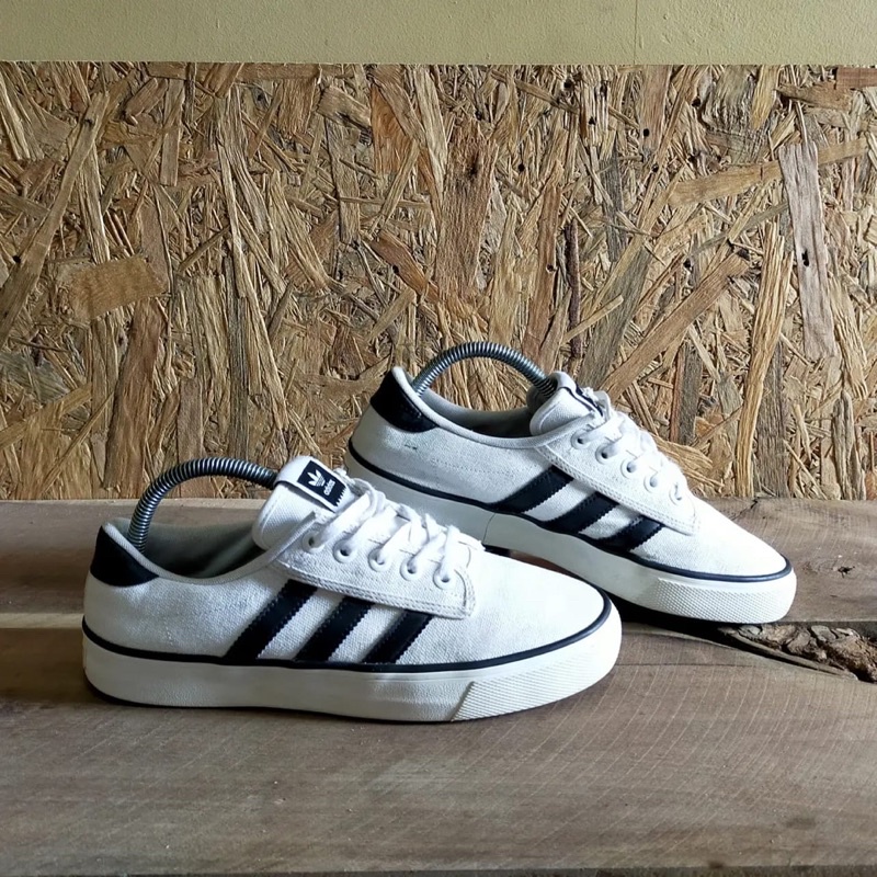 Pelunasan Adidas Kiel