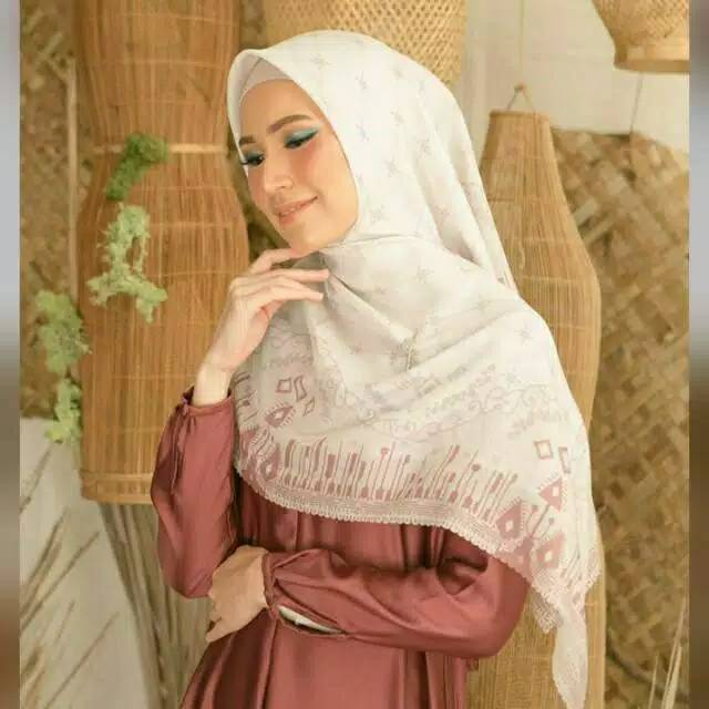 Sasak Scarf in White Velvet Wearing Klamby