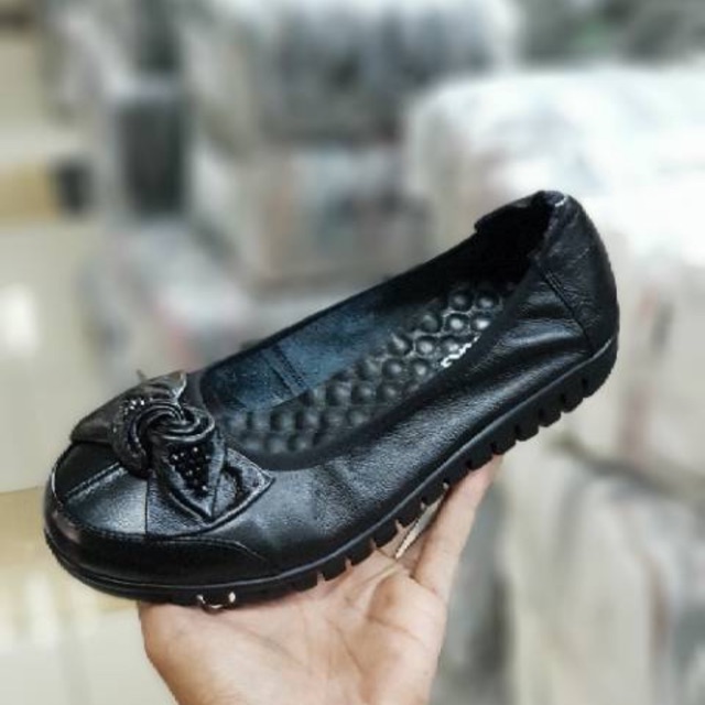 Sepatu wanita clarks slip on kulit domba