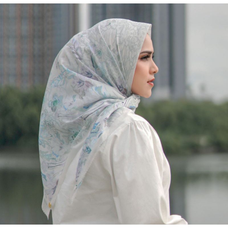 Buttonscarves Daisy White + Yura bag grey