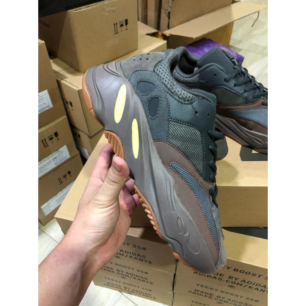 YEZZY 700 MAUVE, REAL PIC. MADE IN CHINA.