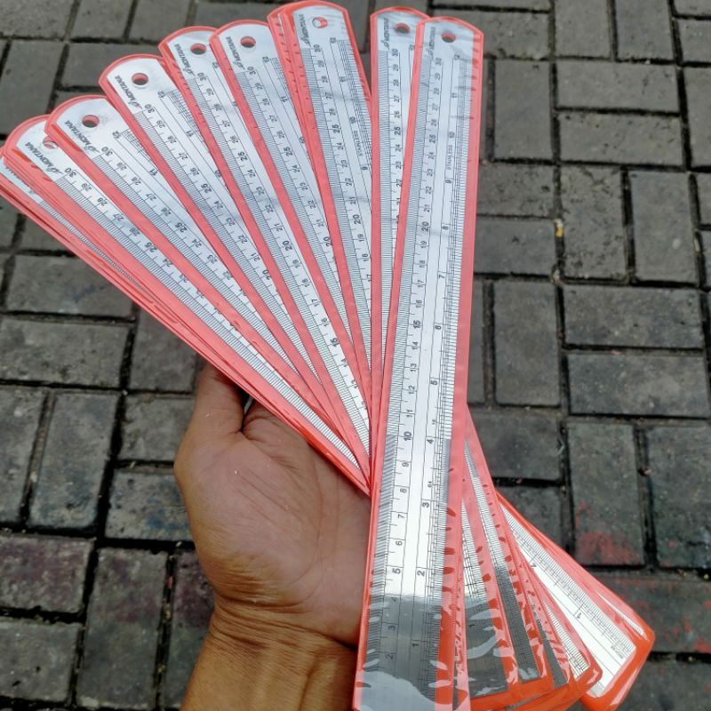 

PENGGARIS STAINLESS GARISAN BESI STENLIS 30Cm
