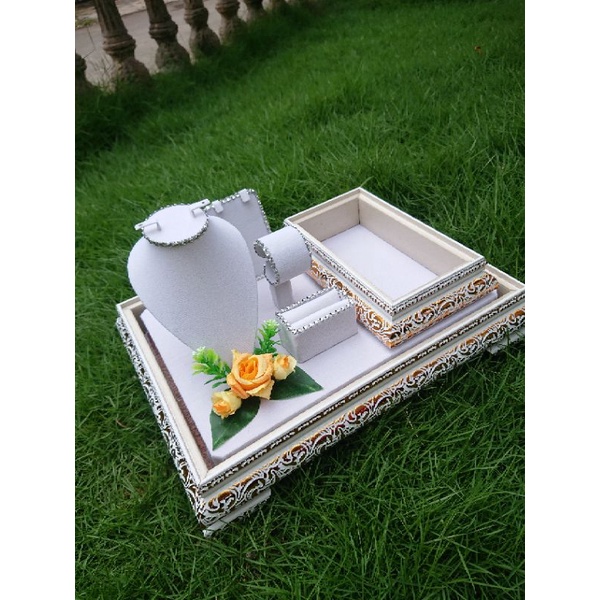 kotak emas seserahan dan tempat uang bludru putih