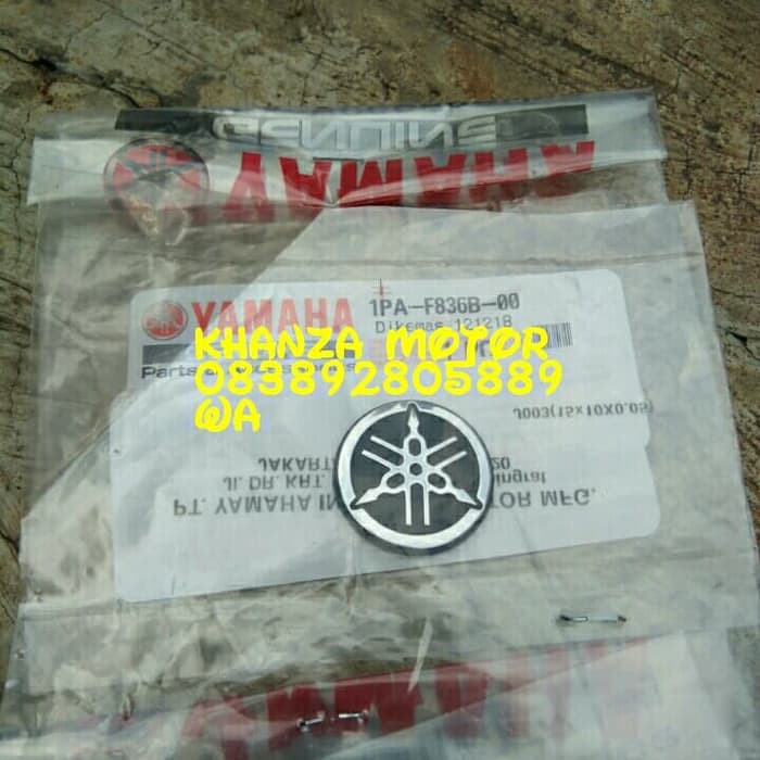 EMBLEM ATAU LOGO VISOR VIXION NEW NVL NVA 2013-2016 ORI YGP  yamaha gunneini part