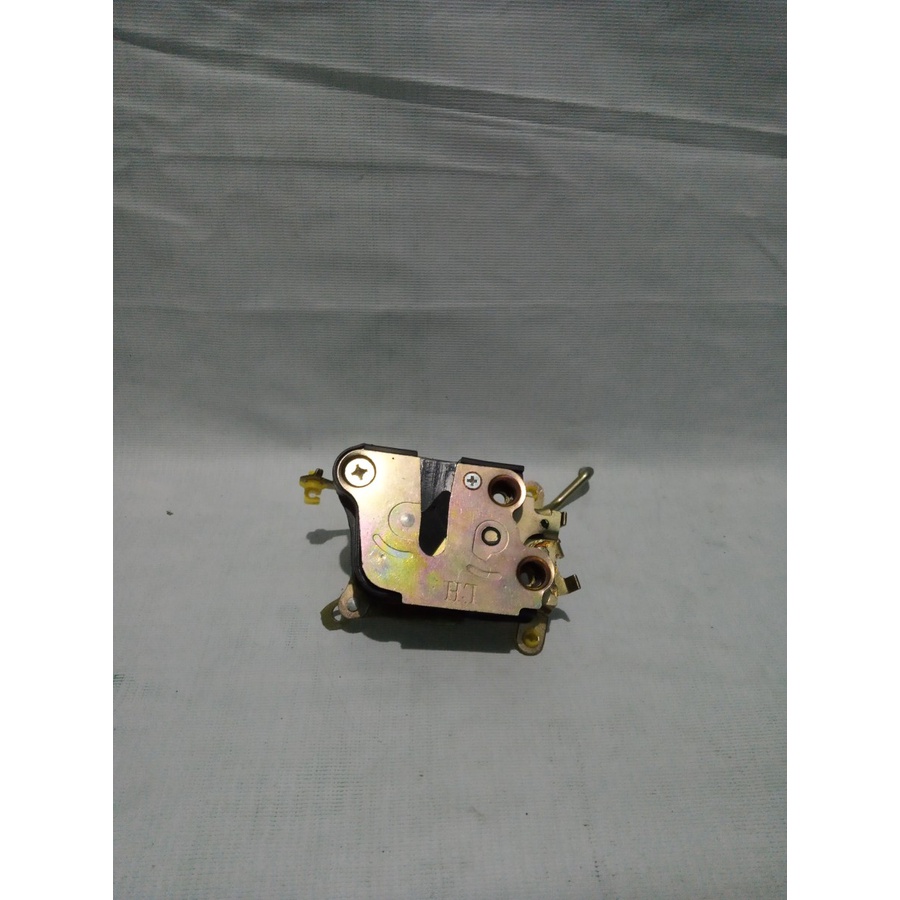 Doorlock / Kunci Pintu Kiri Toyota Kijang 5K DR 69320-90F00 L