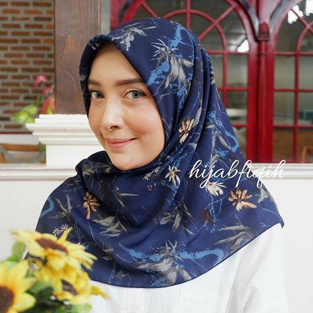 Hijab segi empat viney banbu japan navy
