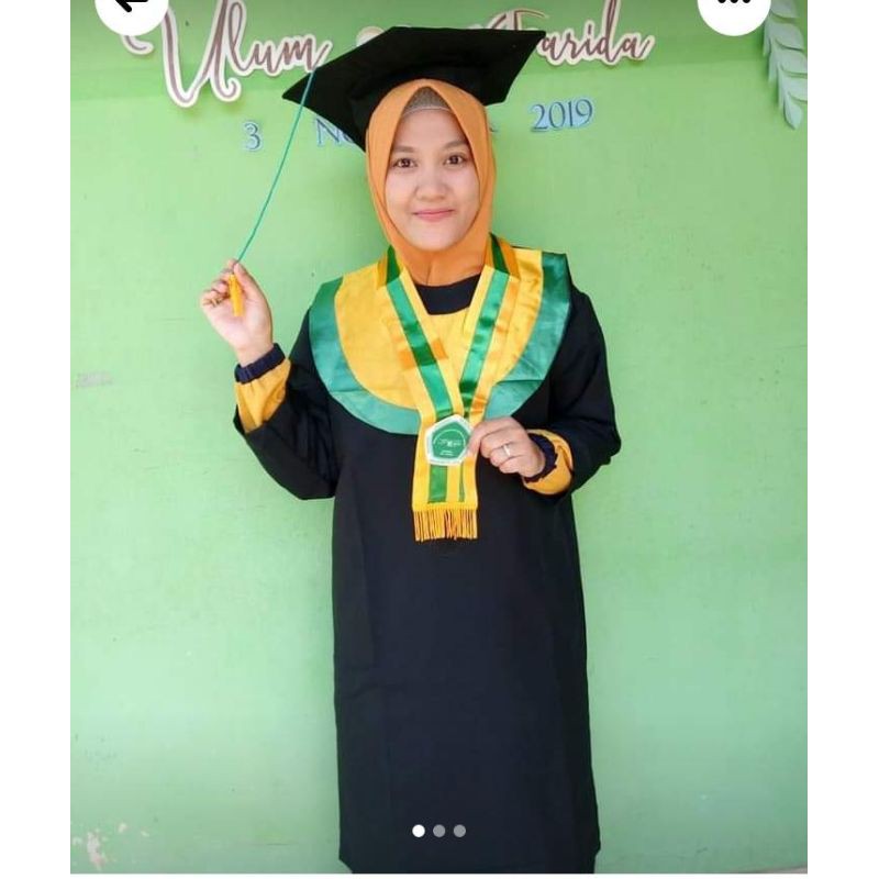 jubah toga wisuda satu set topi samir dan logo kuningan