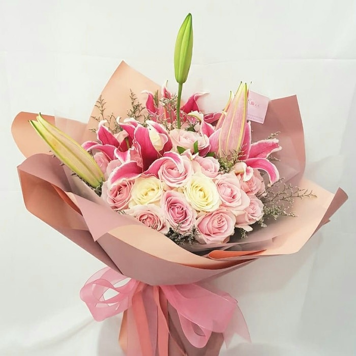 Jual Roses And Lilies // Fresh Flowers Hand Bouquet // Buket Bunga ...