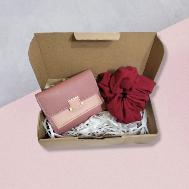 

Gift Box | kado wisuda | kado ultah | gift box Dompet scrunchie