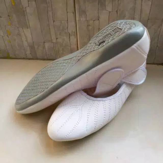 Sepatu wanita haji dan umrah