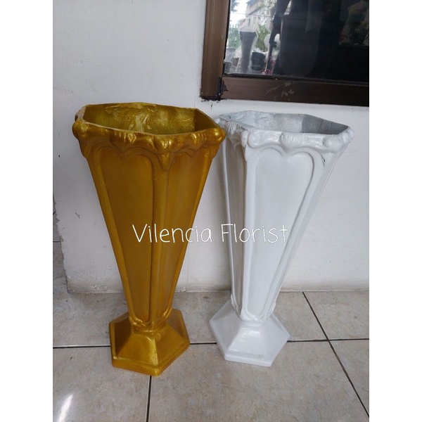 Pot bunga fiber tinggi dekorasi panggung pelaminan pernikahan sudut ruangan