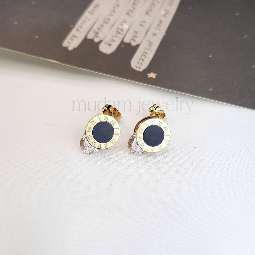 Anting Titanium Stud B&lt;lgr Diamond Huruf Romawi Untuk Wanita Tersedia Warna Rosegold, Gold,  Silver