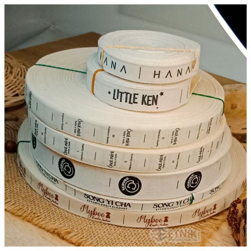 

Label Piterban Lembut - SOFT COTTON MURAH Ukuran 1,5 CM / 1,8 CM Panjang per Satu roll 100 Meter