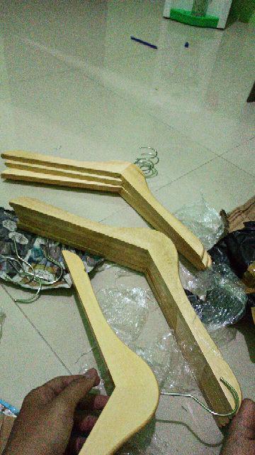 Hanger Kayu Natural Dewasa Lusinan ( 12 Pcs)
