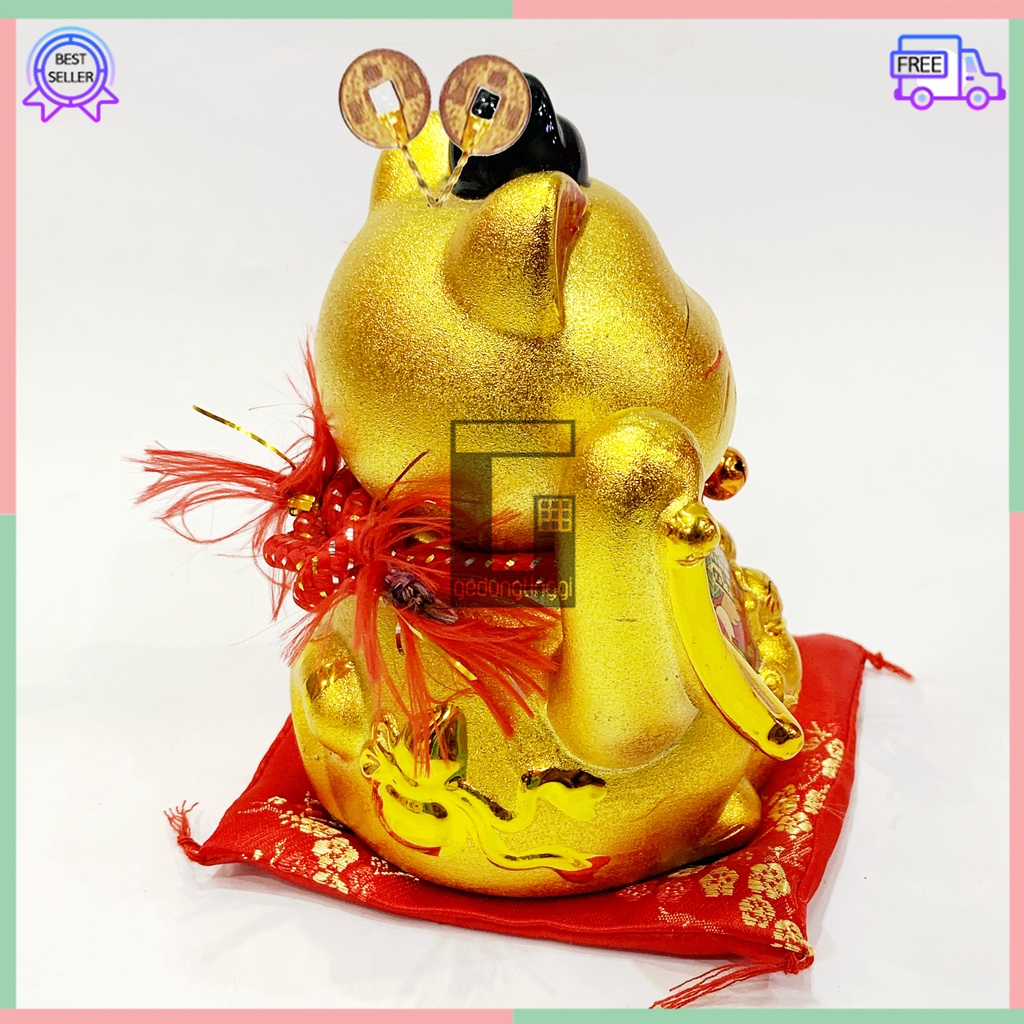 Patung Pajangan Boneka Hiasan Kucing Hoki Fengshui Maneki Neko Maneko Neki Keberuntungan Lucky Cat Jepang Cina China Keramik Ceramic Gold Emas Baterai Batrai Batre Batrei Baterry Batery Listrik Tangan Gerak Goyang Melambai Panggil Memanggil Rejeki Murah