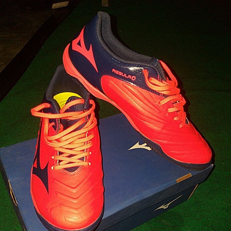 sepatu futsal mizuno rebula sala