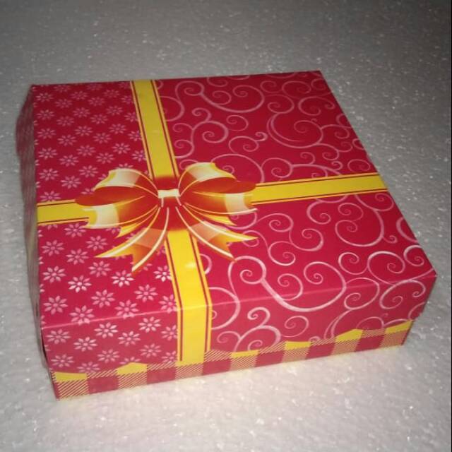 

DUS KOTAK NASI KUE 22X22 CM MOTIF PITA MERAH HAMPERS HAMPER GIFT BOX SNACK BOX