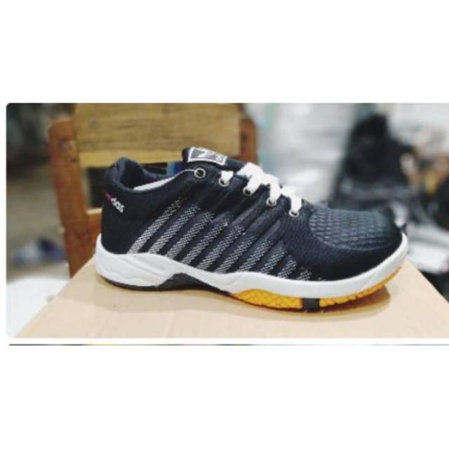 Adidas full black sol gum