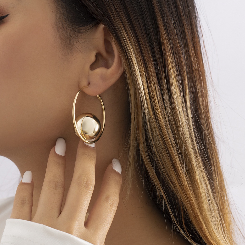 Anting Tusuk Gantung Desain Bola hollow Gaya Eropa / Amerika / Trendy Kreatif Untuk Wanita