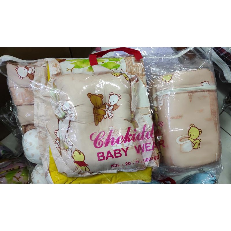 KADO BAYI PAKET KOMPLIT-PAKET KADO BAYI-GIFT SET 4 IN 1 TAS GENDONGAN SAMPING BANTAL GULING ALAS TIDUR