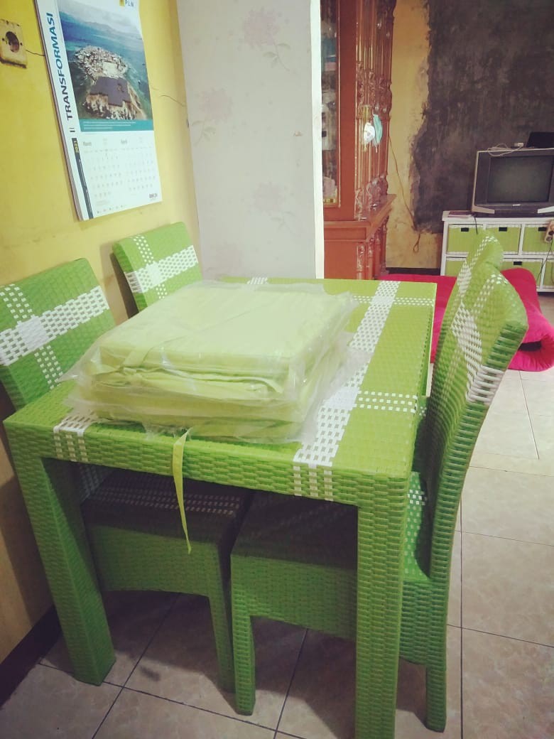Meja Makan 4 Kursi