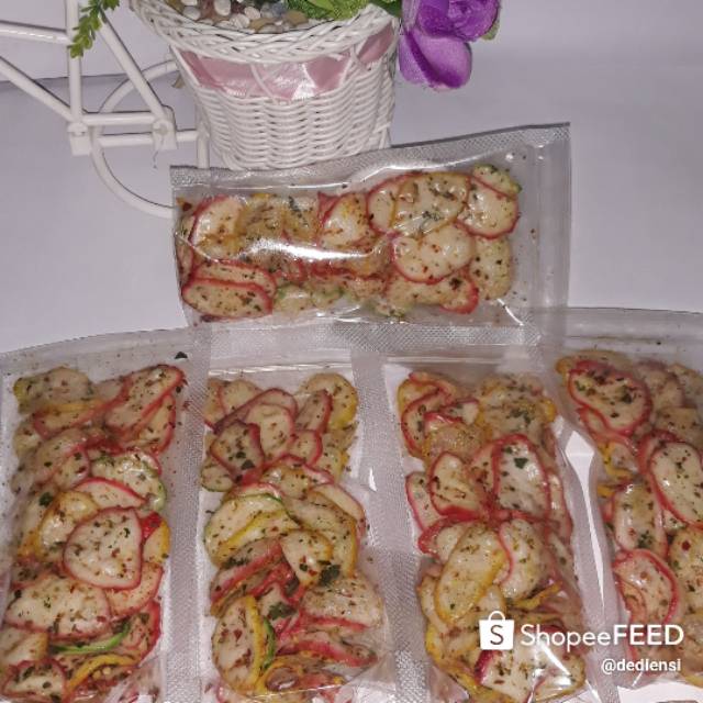 

Kerupuk seblak ada 2 varian pedas dan original(tidak pedas)