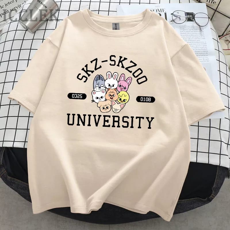 Kaos Stray Kids Straykids Kpop Skzoo Skz University Oversize Baju Stray Kids Lengan Panjang Oversize Murah T shirt Stray Kids Pria Ori Kaos Stray Kids Lengan Pendek Distric Logo Unlock Lee Know Bang Chan T-shirt All Member Stray Kids Kpop Murah Wego Jumbo