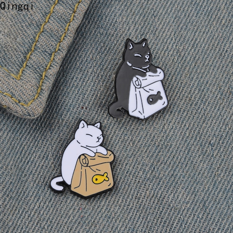 Bros Pin Enamel Bentuk Kartun Hewan Kucing Hitam Putih Untuk Hadiah Anak