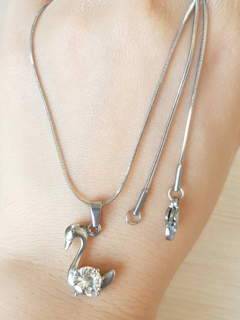 Kalung Titanium Silver Motif Angsa Import Antikarat