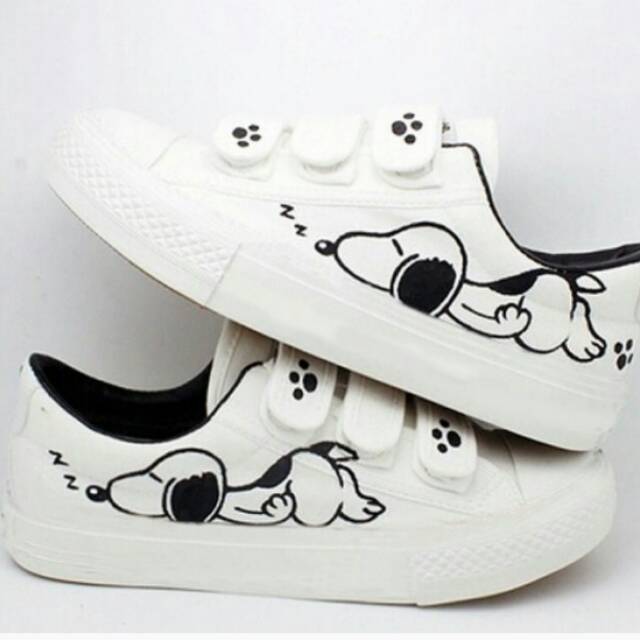 Sepatu snoopy