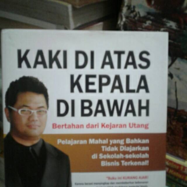 

Buku bisnes kaki di Atas kepala dibawah bertahan dari kejaran hutang