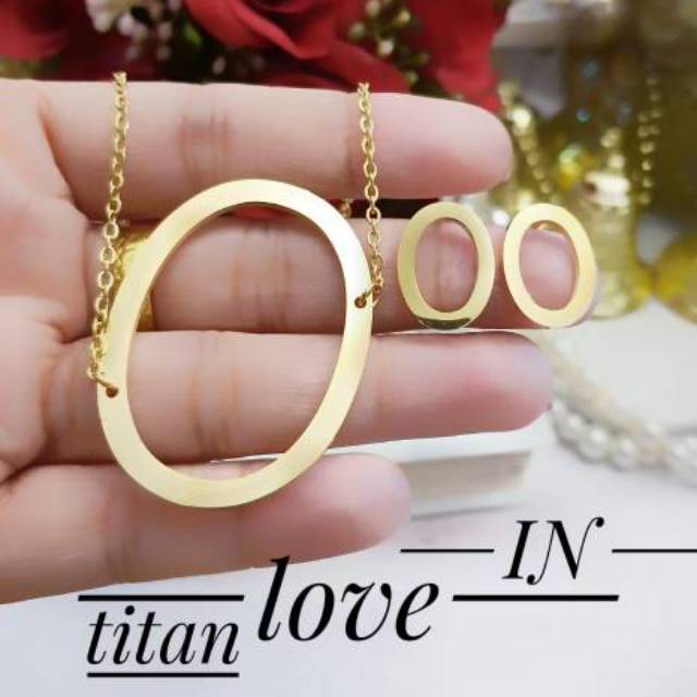 Titanium kalung anting huruf 1505j