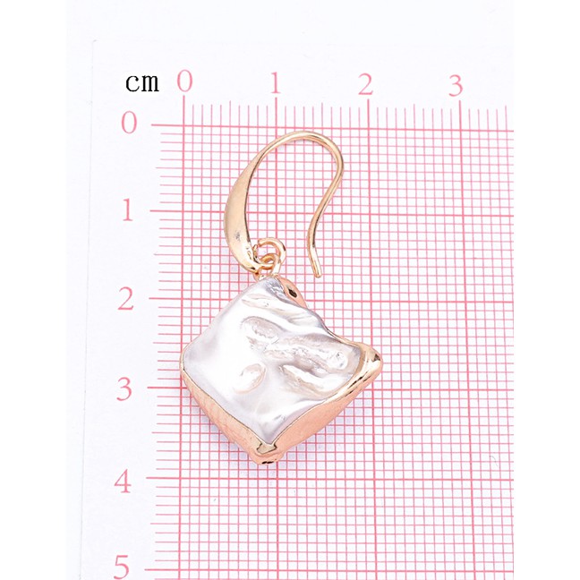 LRC Anting Gantung Fashion White Shell Pearl Earrings F66639
