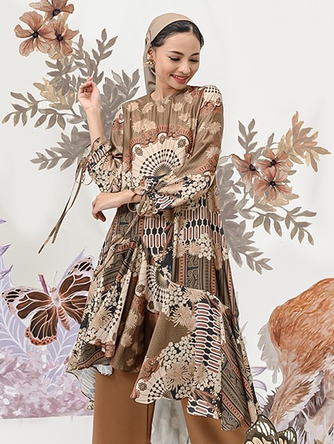 Allegra Tunic in Pinewood - Wearing Klamby